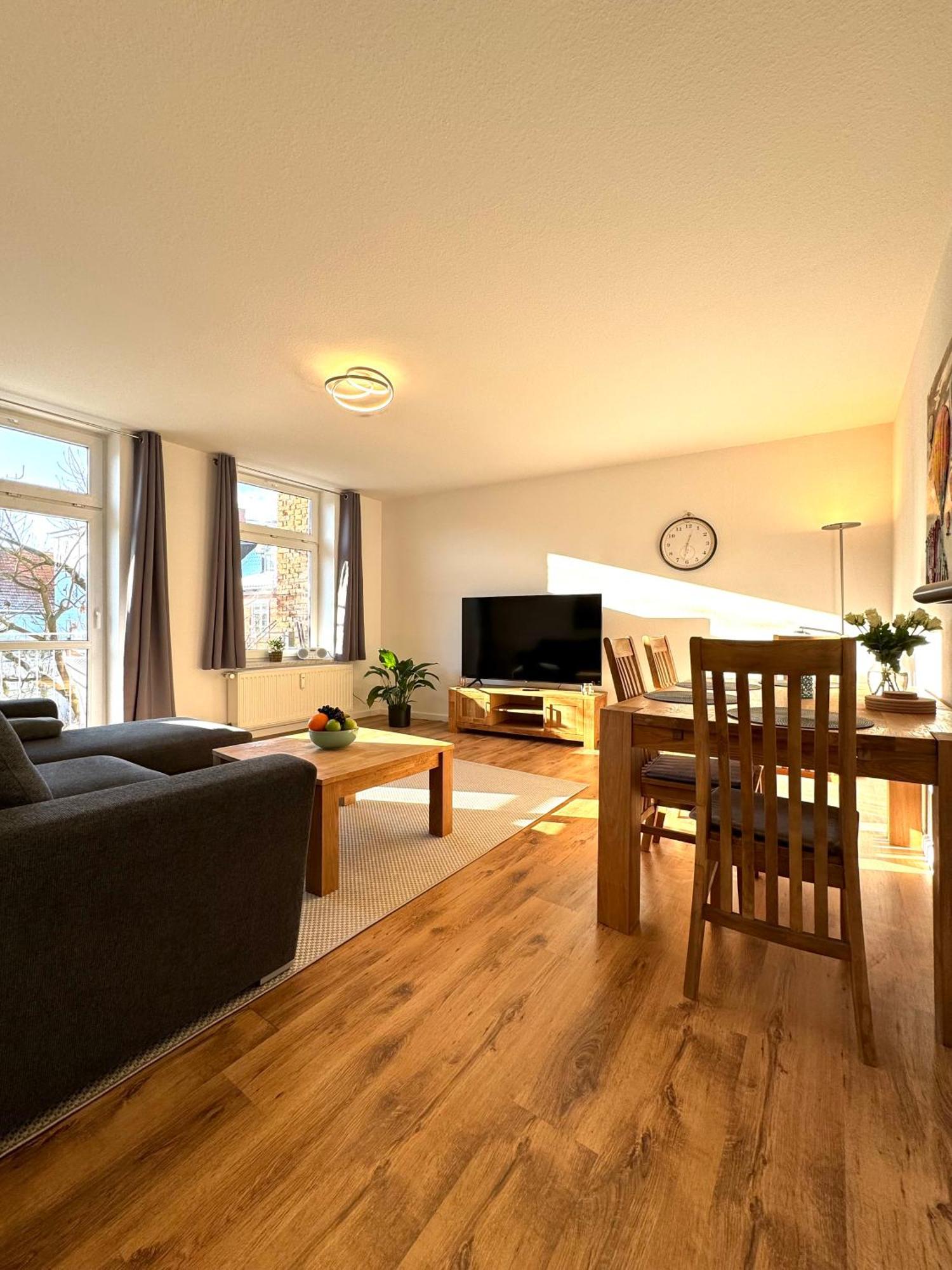 Schicke Wohnung Im Gruenen Hinterhof Schwerin  Esterno foto